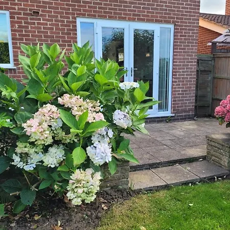 4-Bedroom Home Near Ema, Sleeps 6 Castle Donington Exterior foto